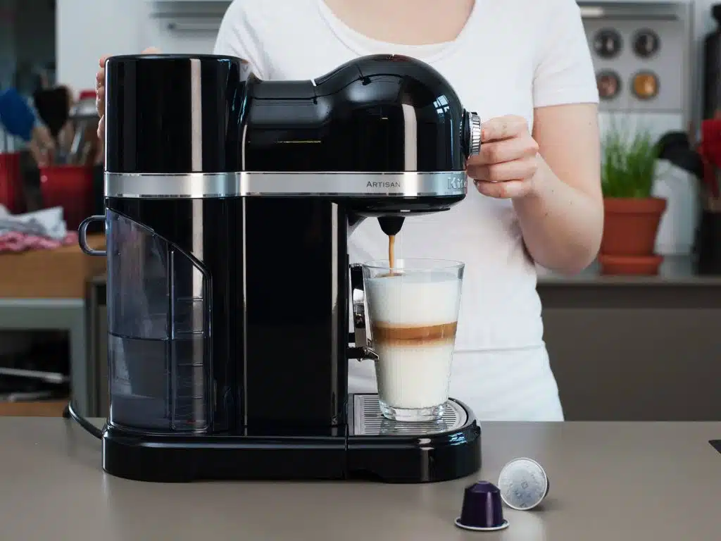 Une machine à expresso dans une cuisine